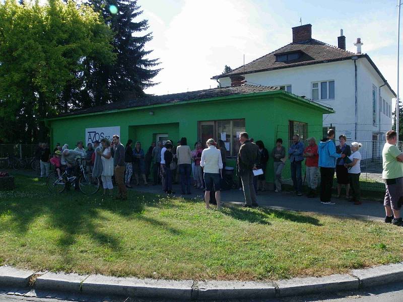 Na veřejné šetření o udělení dodatečného stavebního povolení pro firmu AZOS se dotavilo zhruba 50 lidí.