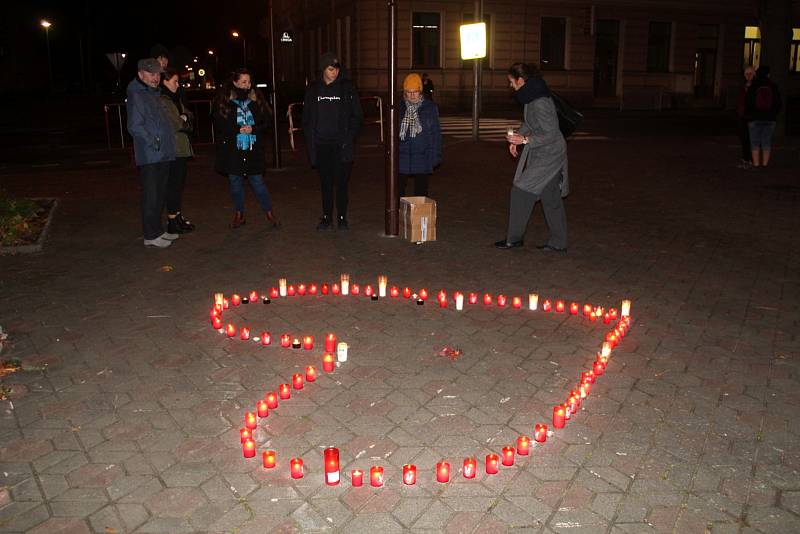 V Městci Králové zapálili svíčky ve tvaru srdce.