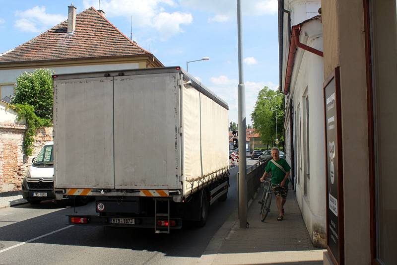 Průjezd centrem Poděbrad je v dopravní špičce často otázkou pomalého popojíždění a nyní i čekání na semaforu.