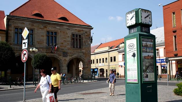 ODPOLEDNÍ Náměstí Přemyslovců v Nymburce bylo rozpálené a téměř prázdné.