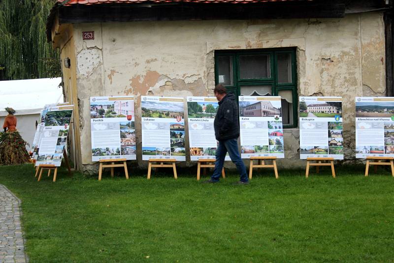 Domácí oslavy titulu Vesnice roku vypukly v Kostelní Lhotě v sobotu.