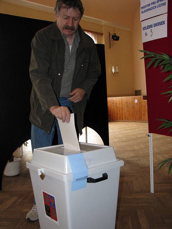 I v Městci Králové se v pátek ve dvě odpoledne otevřely dveře volebních místností.