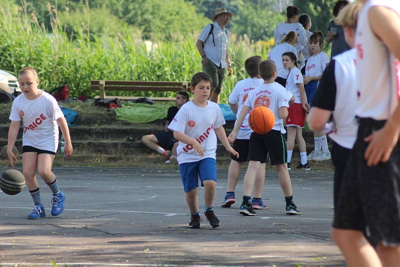 Ze streetbalového turnaje na nymburské Remanenci