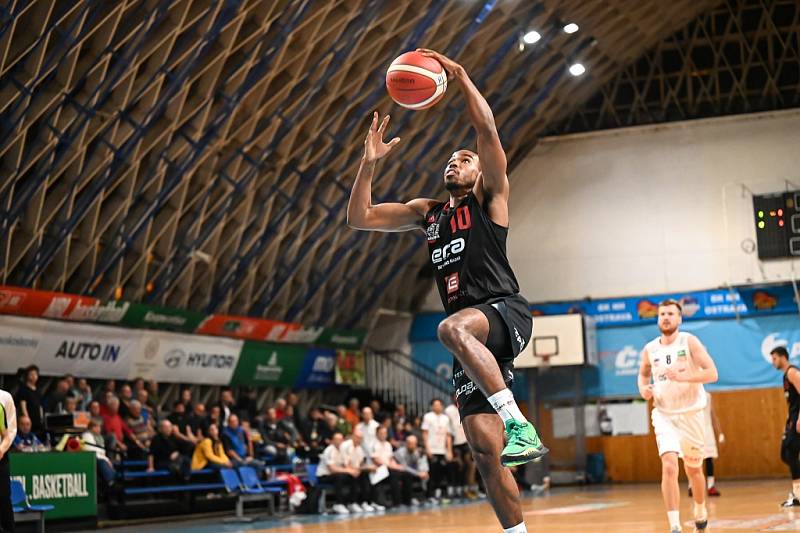 Z basketbalového utkání Kooperativa NBL Ostrava - Nymburk (75:101)