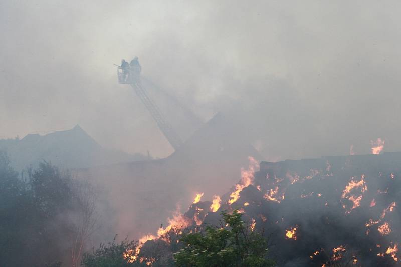 Obrovský požár stohu s 100 balíků slámy v Hradčanech.