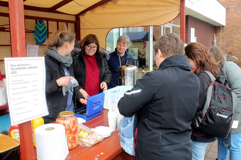 I letos sídlištní velikonoční jarmark před Základní školou Letců R.A.F. přilákal zájemce nejen ze sídliště.