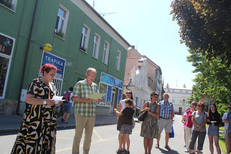 Z výstavy a odhalení pamětní desky malíři Josefu Štěrbovi na náměstí v Městci Králové.