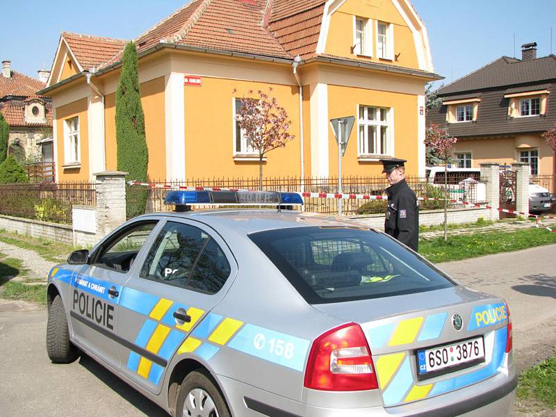 V domě v ulici Na Chmelnici nalezl v roce 2009 majitel stavení tělo muže.