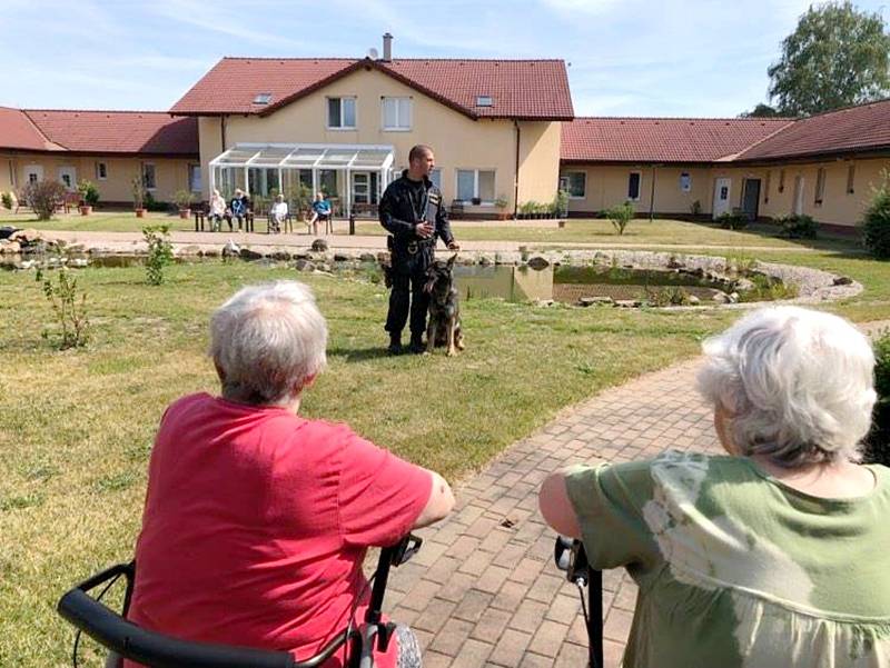 Ukázka policejního psovoda zaujala v Senior parku v Sokolči.