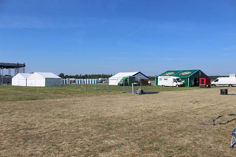 Všechny týmy, které mají na starost zajištění festivalu Votvírák pro desítky tisíc návštěvníků, byly ve čtvrtek v plném nasazení.