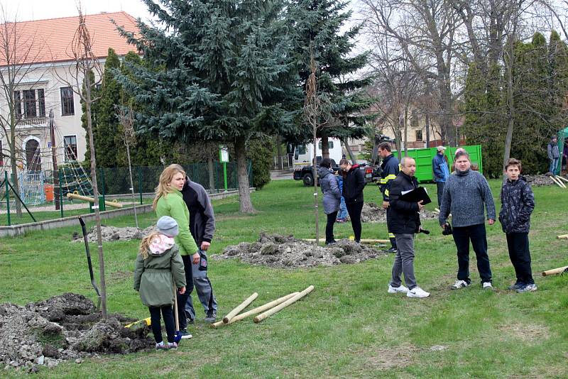 Ve Slovči sázeli lípy, které ponesou jména místních dětí.