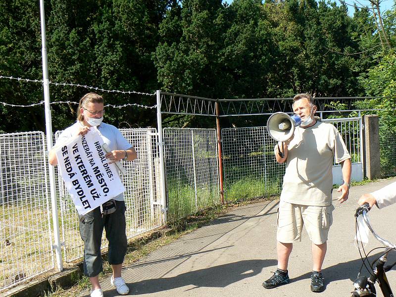 Zhruba pět desítek lidí s transparenty a rouškami přišlo ve čtvrtek na demonstraci před zinkovnu Azos na nymburském Zálabí.