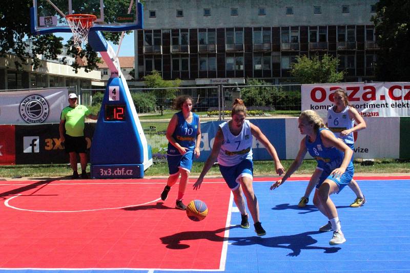 Mezinárodní turnaj v basketu tři na tři se hrál na poděbradské kolonádě.