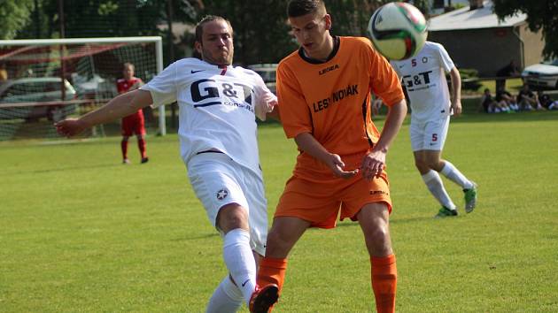 SOUBOJ NA OSTŘÍ NOŽE. To je vždy duel dvou nesmiřitelných soupeřů – poděbradské Bohemie a Sokolče. Bude se po okresním derby I.A třídy radovat poděbradský Jan Bobek (vlevo) nebo hostující útočník Roman Fink?    