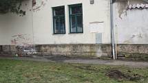 Řidič narazil do hřbitovní zdi v Poděbradech