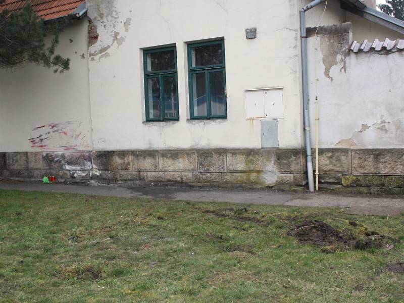 Řidič narazil do hřbitovní zdi v Poděbradech