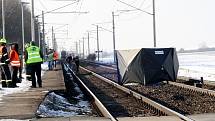 Situace poté, co osmnáctiletá dívka byla usmrcena projíždějícím vlakem na přejezdu u Stratova.