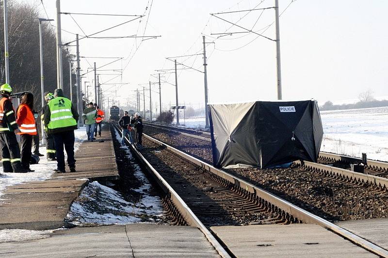 Situace poté, co osmnáctiletá dívka byla usmrcena projíždějícím vlakem na přejezdu u Stratova.
