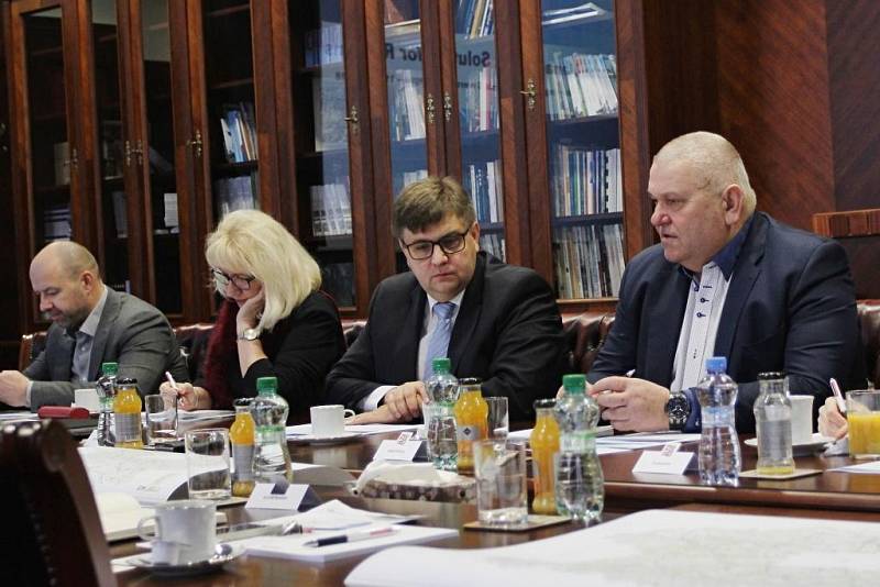 „Jsem přesvědčen, že společně najdeme východiska výhodná pro obyvatele regionu,“ řekl po setkání statutární zástupce hejtmanky a náměstek pro oblast životního prostředí a zemědělství pan Miloš Petera (vpravo).