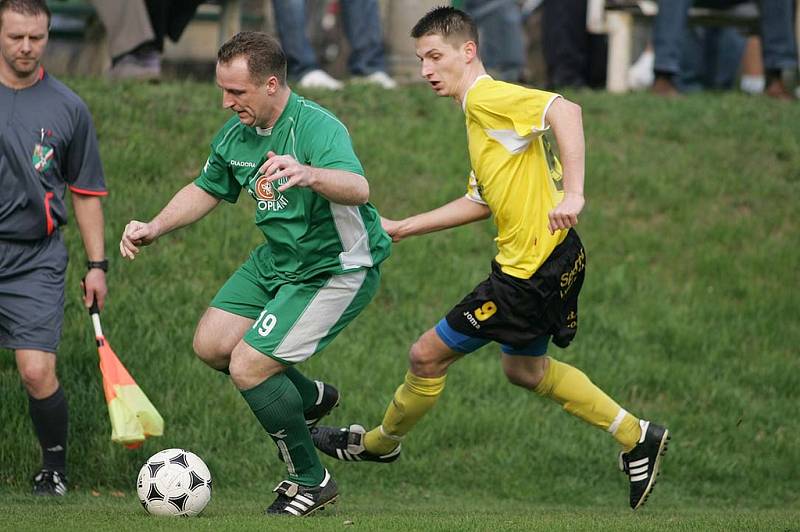 Z derby krajského přeboru fotbalistů Semice - Litol 1:3.