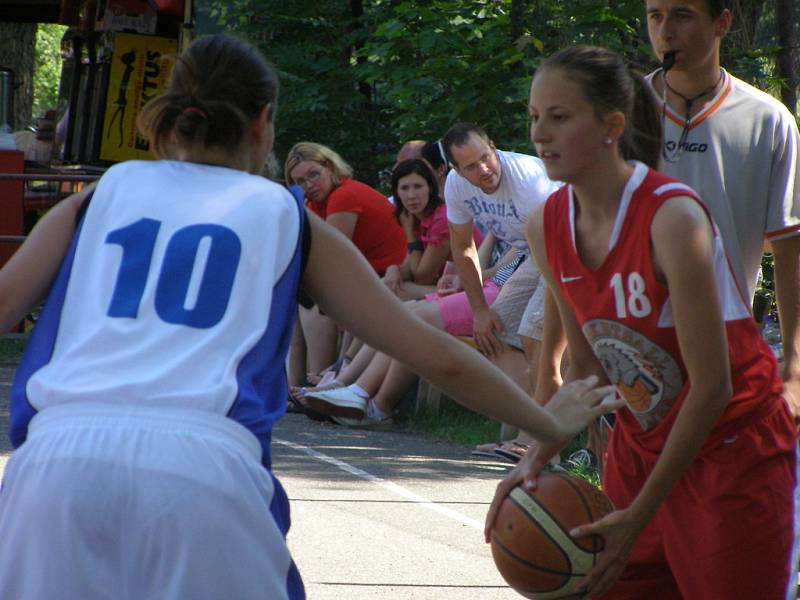 Basketbalové oslavy v Poděbradech měly hlavně sportovní charakter