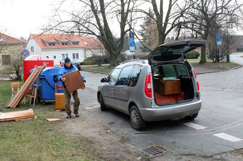 Na Rejdišti se objevil nábytek.