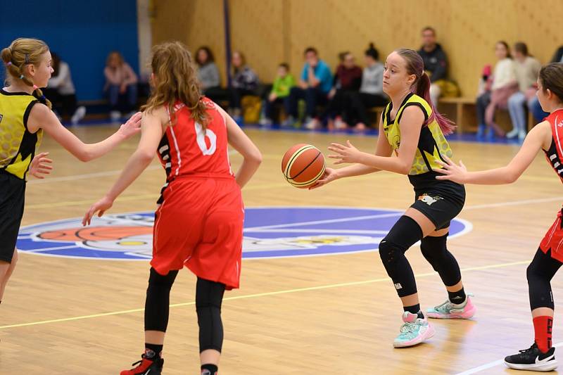 Z basketbalového utkání Středočeského přeboru starších minižákyň U13 Sadská - Mladá Boleslav (119:12)