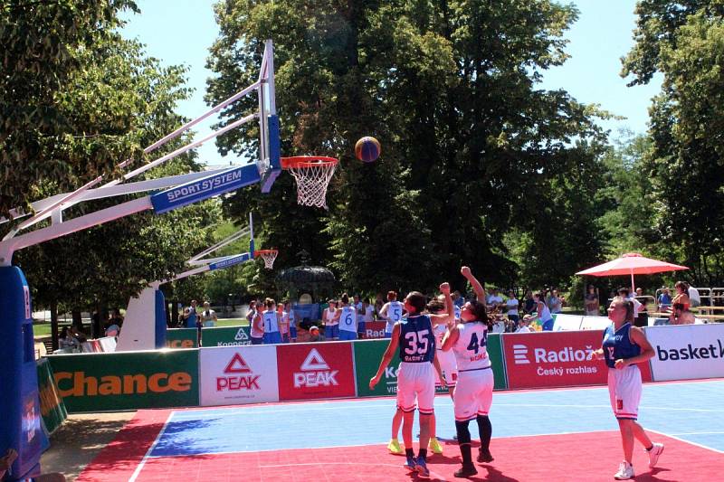 Mezinárodní turnaj v basketu tři na tři se hrál na poděbradské kolonádě.