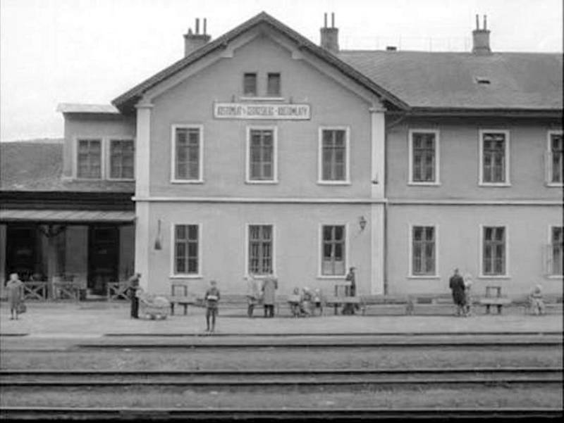 Vlaková stanice v Loděnici při natáčení Ostře sledovaných vlaků.