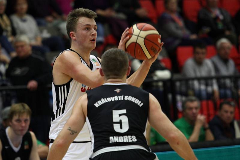 Basketbalisté Nymburka jasně vyhráli nad Hradcem Králové 100:71.