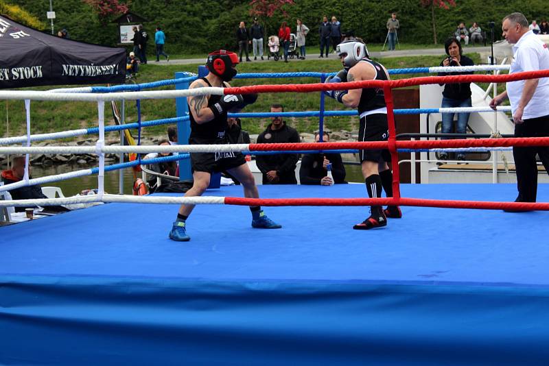 Boxerské zápasy se uskutečnily v malebném prostředí na Labi pod nymburskými hradbami.