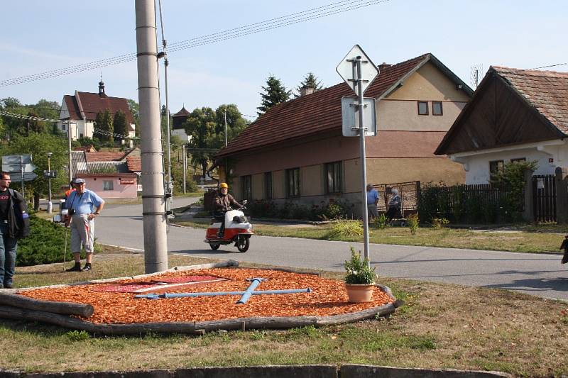 Slavnostní odhalení desky slavnému konstruktérovi Jaroslavu Františku Kochovi ve Mcelích.