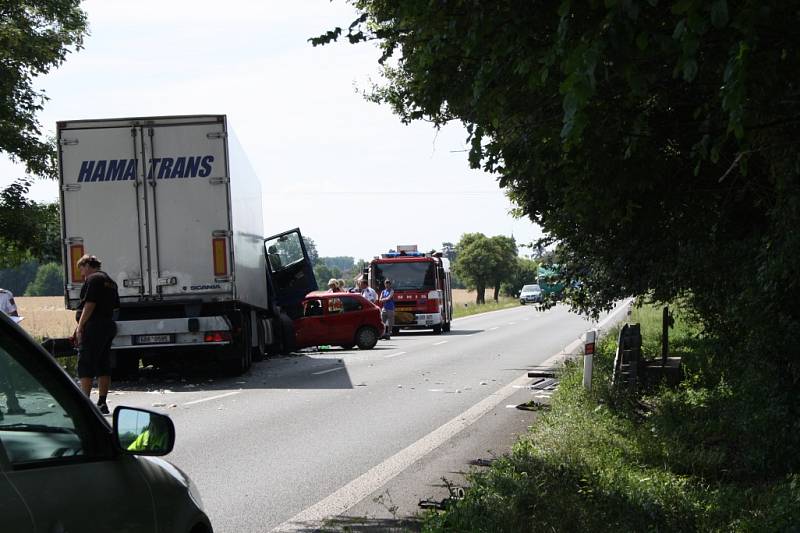 Vážná dopravní nehoda se stala v úterý dopoledne mezui Osečkem a Pňovem-Předhradí. Silnice byla na několik hodin úplně uzavřená.