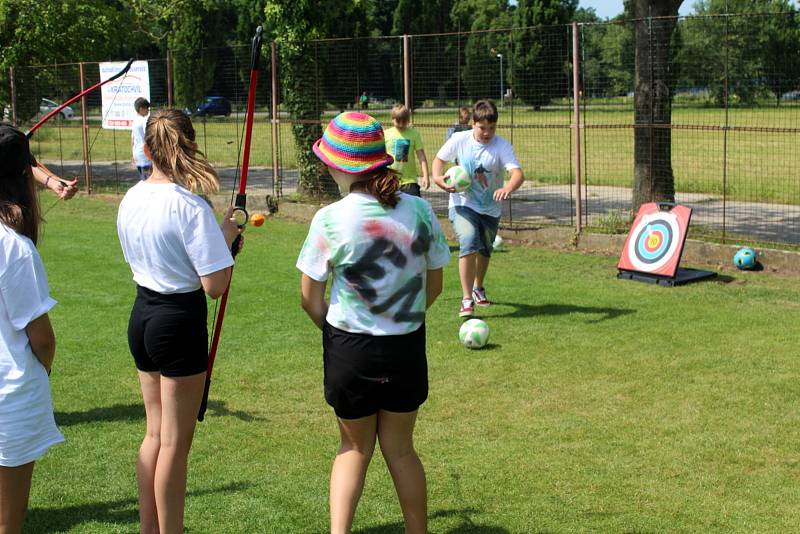 Sportovní týden pro nymburské děti připravili organizátoři na nymburském Vesláku. Ve středu dorazili šesťáci ze všech základních škol.