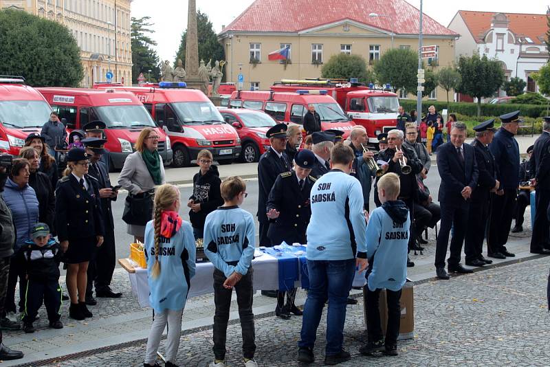 Velká sláva se uskutečnila v sobotu odpoledne na hlavním náměstí v Sadské. Ve zdejší opravené budově bylo otevřeno první důstojné hasičské muzeum v rámci širokého regionu.