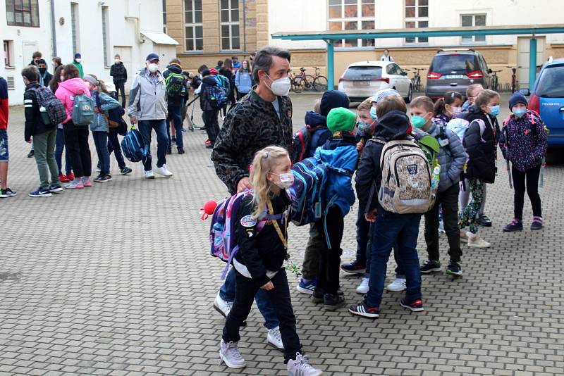 Návrat žáků druhého stupně do školy. Někteří školáci ze ZŠ Tyršova v Nymburce z toho příliš nadšení nebyli.