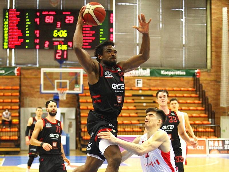 Z basketbalového utkání play off Kooperativa NBL Nymburk - Brno (99:74)