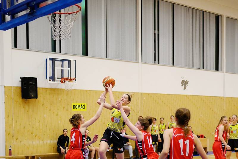 Z basketbalového utkání celostátní ligy juniorek Sadská - Brandýs nad Labem (65:60)