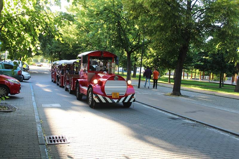 Happeningová akce skupiny Sólový sbor s názvem Tramvaj do Poděbrad pohladila po duši.