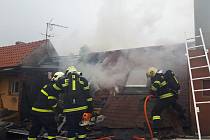 K nahlášenému požáru střechy vyjeli hasiči v úterý do Kounic..
