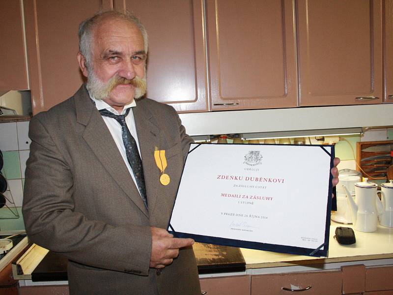 Zdeněk Duběnka s medailí a vyznamenáním.