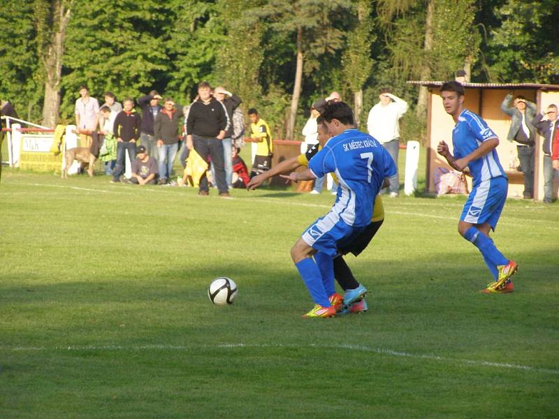 Z fotbalového utkání okresního přeboru Městec Králové - Slovan Poděbrady (2:1)