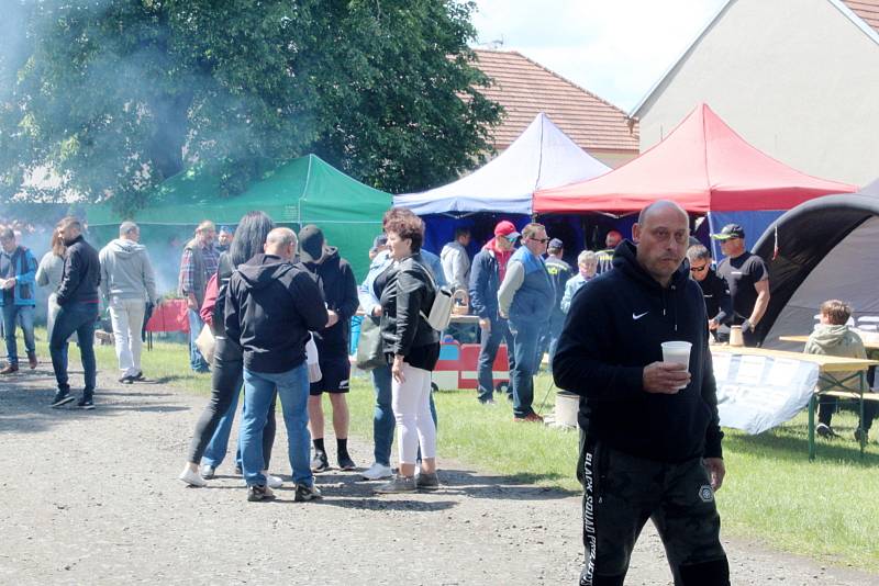 Už se dá mluvit o tradici. Po sedmé se sešly týmy z různých spolků, organizací, ale také jenom partičky přátel, aby se na zahradě kulturního domu v Městci Králové utkaly ve vaření guláše.