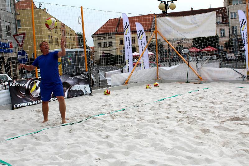 Známé sportovní tváře se objevily na nymburském náměstí pod vysokou sítí.