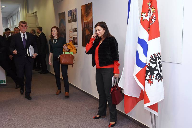 Na výjezdní zasedání ve středu vypravila do středních Čech vláda premiéra v demisi Andreje Babiše (ANO). Návštěva spojená s cestováním po problematických místech v kraji začala setkáním s radními na krajském úřadu.