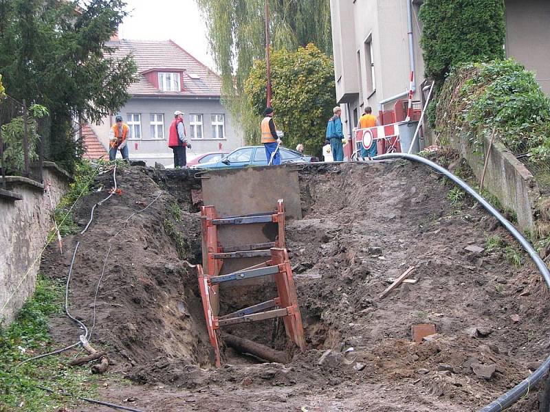 Cyklostezka vzniká už i v ulici Říční, za kterou se napojí na Labskou stezku. 