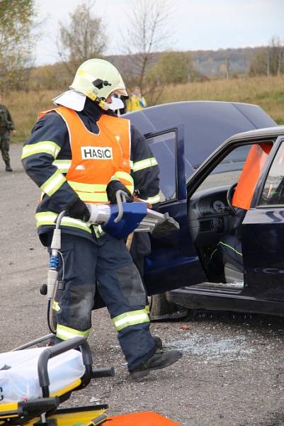 Na branném dnu v bývalém vojenském prostoru u Milovic se představili policisté, hasiči i záchranka. 