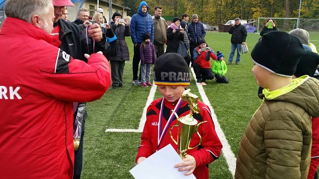 CENU ZA DRUHÉ MÍSTO na turnaji starších přípravek dostali mladí fotbalisté Bohemie Poděbrady