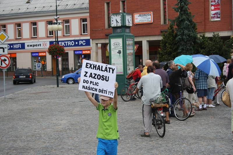 Demonstrace proti zinkovně AZOS na Zálabí.