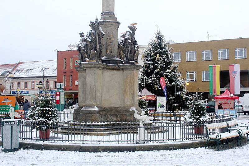 Zasněžené centrum Nymburka ve čtvrtek 7. ledna 2021.